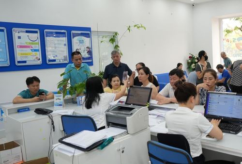 Khách hàng đến xác thực lại thông tin thuê bao tại 75 Đinh Tiên Hoàng, Hà Nội, sáng nay. Ảnh: VNP