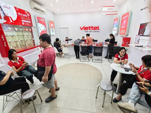 Khách hàng đến xác thực lại thông tin tại cửa hàng Viettel sáng nay tại Hà Nội. Ảnh: C.T