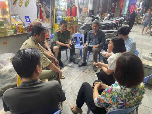 Tổ công tác liên ngành thực hiện công tác dân vận. Ảnh Thu Oanh