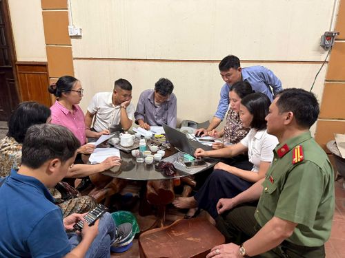 Tổ công tác liên ngành vận động các hộ gia đình tự nguyện bàn giao mặt bằng. Ảnh Thu Oanh