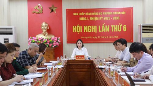 Đồng chí Cấn Thị Việt Hà - Bí thư Đảng ủy, Chủ tịch HĐND phường Dương Nội chủ trì phiên họp BCH Đảng bộ phường, nghe báo cáo tiến độ và chỉ đạo đẩy nhanh công tác GPMB các dự án trọng điểm trên địa bàn.. Ảnh Thu Oanh