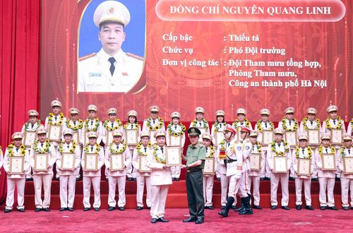 Cán bộ Đội Tham mưu tổng hợp, Phòng Tham mưu, Công an thành phố Hà Nội vinh dự là một trong 80 tấm gương điển hình tiên tiến trong lực lượng Công an nhân dân. Ảnh: PV