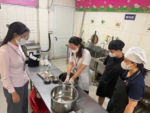 Test nhanh dụng cụ nấu ăn. Ảnh: PV