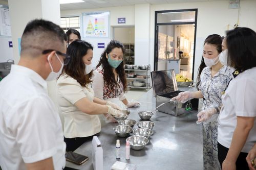 Test nhanh dụng cụ ăn uống. Ảnh: Hoa Thành