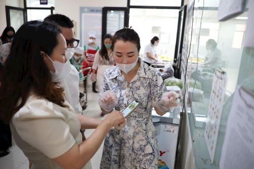Quét mã tra cứu nguồn gốc thực phẩm niêm yết tại bếp ăn. Ảnh: Hoa Thành