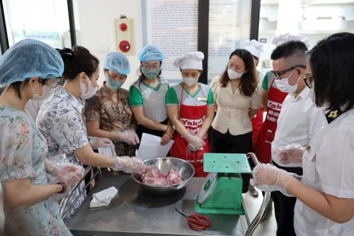 Đoàn kiểm tra liên ngành của phường Đống Đa kiểm tra tại bếp ăn bán trú Trường Mầm non Quang Trung. Ảnh: Hoa Thành