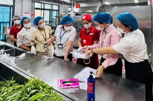 Kiểm tra quy trình đầu vào thực phẩm và sổ sách. Ảnh: PV