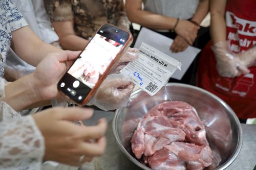 Tra cứu nguồn gốc thực phẩm qua mã QR. Ảnh: Hoa Thành