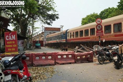 Trong thời gian sửa chữa, tàu hỏa vẫn lưu thông bình thường qua cầu Long Biên.