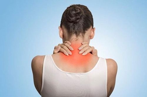 Day bóp nhẹ vùng vai gáy giúp giảm đau mỏi vai gáy, khí huyết lưu thông tốt hơn.