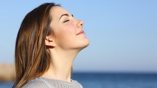 Hít thở sâu giúp khí vận hành nhịp nhàng trong cơ thể.