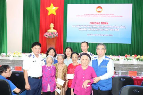 Đoàn công tác Ủy ban MTTQ Việt Nam TP Hồ Chí Minh tổ chức chương trình an sinh xã hội tại đặc khu Côn Đảo (TPHCM) tháng 4/2026. Ảnh: Anh Hoàng.