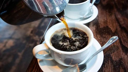 Một tách cà phê đúng lúc có thể tiếp thêm năng lượng, nhưng nếu lạm dụng, chính caffeine sẽ trở thành tác nhân làm tim đập nhanh, khó ngủ và khiến căng thẳng kéo dài hơn bạn nghĩ.