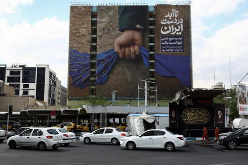 Tấm biển về eo biển Hormuz ở một tòa nhà tại Tehran, Iran. Ảnh: WANA.