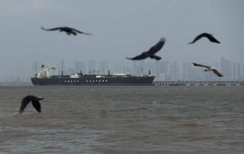 Tàu Jag Vasant chuyển khí hóa lỏng (LPG) sau khi đi qua eo biển Hormuz ở Mumbai, Ấn Độ hôm 1/4. Ảnh: Reuters.