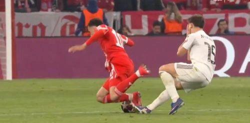 Phút 70, Arda Guler nằm sân sau pha phạm lỗi với Jamal Musiala, nhưng Bayern vẫn triển khai đá phạt nhanh tạo cơ hội cho Konrad Laimer đối mặt khung thành. Tuy nhiên, trọng tài Slavko Vincic đã cắt còi, không công nhận pha bóng vì cho rằng Bayern chưa được phép tiếp tục khi cầu thủ vẫn đang nằm sân.