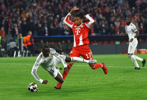 Phút 22, Ferland Mendy ngã trong vòng cấm sau pha tranh chấp với Jonathan Tah và đòi phạt đền cho Real Madrid. Tuy nhiên, trọng tài Slavko Vincic không thổi phạt khi cho rằng tình huống đó không đủ để dẫn đến penalty. Trong ảnh là một tình huống ngã khác của Mendy sau pha tranh chấm với Michael Olise.