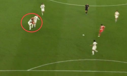 Phút 41, Antonio Rudiger bị cho là phạm lỗi rất thô với Josip Stanisic trước khi Real Madrid tổ chức phản công, nhưng VAR không can thiệp. Ngay sau đó, Kylian Mbappe tận dụng tình huống để ghi bàn nâng tỷ số lên 3-2 trong tình thế hàng thủ Bayern đang mất phương hướng.