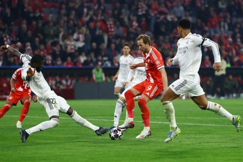 Antonio Rudiger phạm lỗi với Harry Kane khi tiền đạo này vượt qua hàng thủ Real Madrid ở phút 74, trong tình huống hoàn toàn có thể dẫn đến thẻ vàng thứ hai. Tuy nhiên, trọng tài Slavko Vincic không thổi phạt và cũng không rút thẻ, khiến Bayern phản ứng dữ dội.