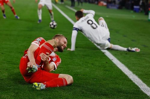 Phút 37, Bayern Munich liên tiếp đòi hai quả phạt đền khi Konrad Laimer ngã sau pha tranh chấp với Eder Militao và bóng sau đó chạm tay Ferland Mendy trong vòng cấm. Dù vậy, trọng tài không cắt còi và ngay sau đó Harry Kane ghi bàn đẹp mắt gỡ hòa 2-2 cho Bayern, các đoạn chiếu lại 2 tình huống này cũng không được phát.