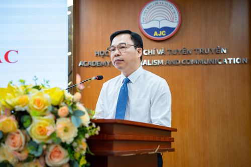  PGS, TS. Lưu Văn Quảng, Phó Giám đốc Học viện Báo chí và Tuyên truyền phát biểu tại buổi hội thảo. Ảnh: Trần Hiền. 