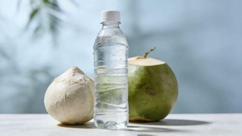 Nước dừa đóng chai là lựa chọn tiện lợi, dễ mang theo cho những người bận rộn. Ảnh: QQ News. 