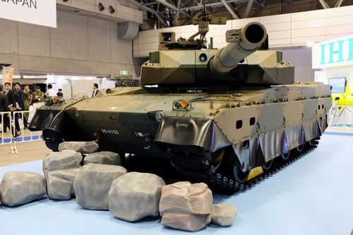  Một chiếc xe tăng Type 10 của Lực lượng Phòng vệ Mặt đất Nhật Bản được trưng bày tại hội chợ thiết bị quốc phòng 'DSEI Japan' ở Chiba, phía đông Tokyo (Nhật Bản) năm 2019. Ảnh: Reuters. 