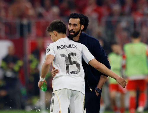 HLV Arbeloa chịu chỉ trích. Ảnh: Reuters.