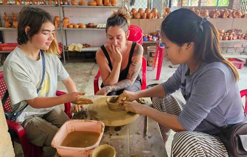 Du khách quốc tế khám phá, trải nghiệm làng gốm Thanh Hà