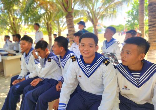 Nụ cười rạng rỡ của người lính đảo Song Tử Tây