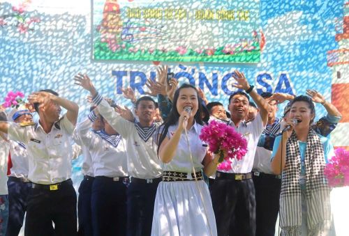 Cán bộ, chiến sĩ và đoàn công tác hòa mình trong chương trình giao lưu văn nghệ sôi nổi tại đảo Song Tử Tây