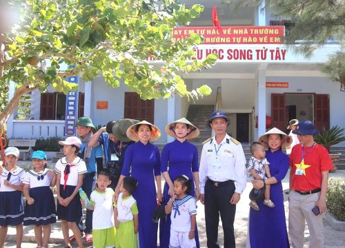 Giáo viên và học sinh Trường Tiểu học Song Tử Tây chụp ảnh lưu niệm cùng đoàn công tác
