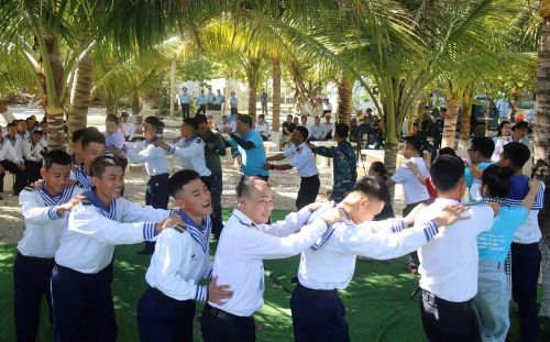 Không khí giao lưu văn nghệ rộn ràng giữa cán bộ, chiến sĩ và đoàn công tác, lan tỏa tình quân dân trên đảo Song Tử Tây