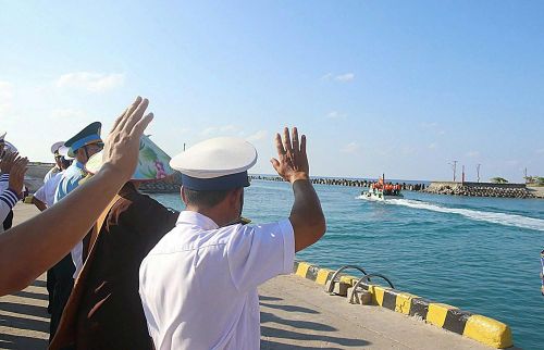 Cán bộ, chiến sĩ và người dân đảo Song Tử Tây vẫy tay chào đoàn công tác rời đảo, gửi theo những tình cảm ấm áp giữa trùng khơi