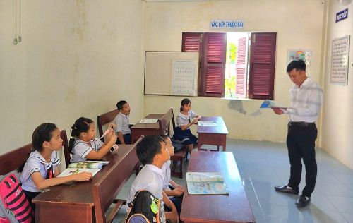 Thầy và trò Trường Tiểu học Song Tử Tây trong một tiết học trên đảo
