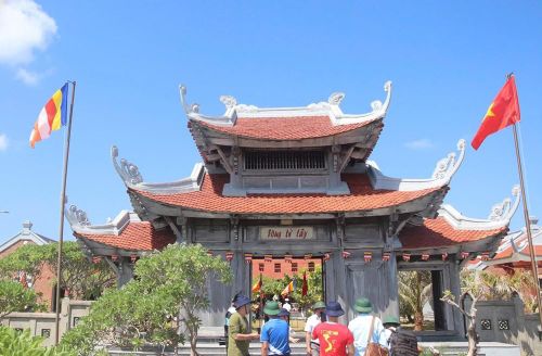 Chùa Song Tử Tây – điểm tựa tâm linh giữa trùng khơi