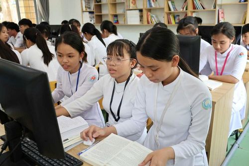 Học sinh sử dụng máy tính tại thư viện để tra cứu tài liệu học tập trực tuyến