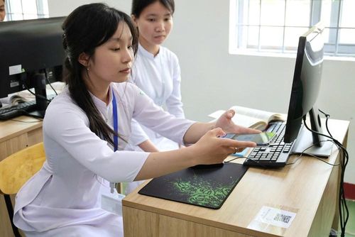 Học sinh quét mã QR để truy cập nhanh vào hệ thống thư viện điện tử