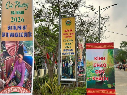 Băng rôn, khẩu hiệu, cờ hoa ngập tràn, rực rỡ khắp các tuyến đường ở xã Cúc Phương chào đón Ngày hội văn hóa, thể thao các dân tộc