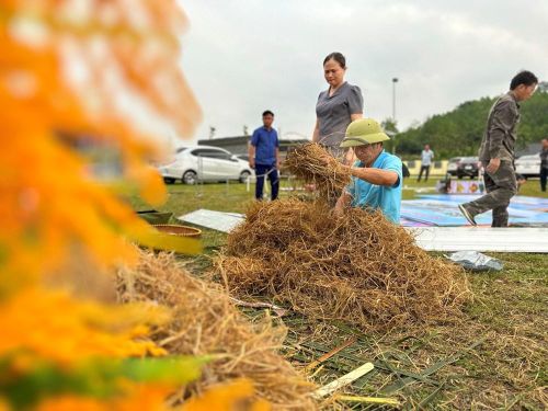 Theo ghi nhận của Văn Hóa, tại các khu vực lân cận nơi diễn ra Ngày hội, không khí chuẩn bị diễn ra rộn ràng, tươi vui. Từ người già đến trẻ nhỏ, từ phụ nữ đến đàn ông, từ người Kinh đến đồng bào dân tộc thiểu số, ai cũng chung tay góp sức: người bó rơm để trang trí, người trưng bày cồng chiêng, người san ủi, tạo mặt bằng làm bãi đỗ xe phục vụ du khách… Tất cả sẵn sàng chào đón ngày hội lớn của cộng đồng các dân tộc