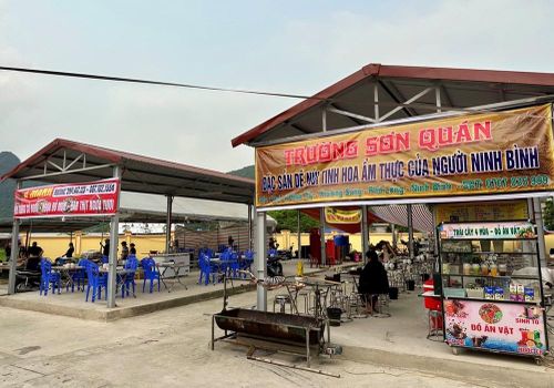 Với những tín đồ yêu ẩm thực thì khu vực Chợ Cúc Phương sẽ là địa điểm không thể bỏ lỡ với hàng chục gian hàng gồm nhiều món ăn đặc sản, độc đáo của đồng bào các dân tộc