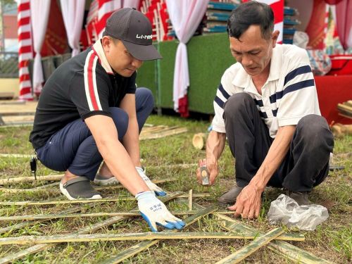 Rào trang trí trước hội trại được khẩn trương hoàn thành