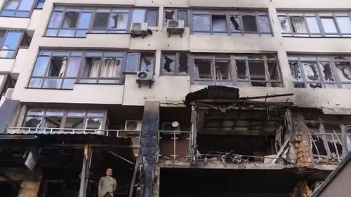 Một tòa nhà bị hư hỏng tại quận Shevchenkivskyi ở thủ đô Kiev, Ukraine ngày 21/7/2025. (Ảnh: THX/TTXVN)