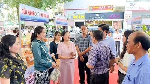 Khách tham quan tại tuần lễ sản phẩm OCOP.