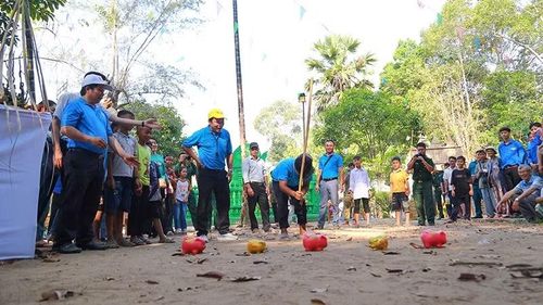 Sôi nổi các trò chơi dân gian.