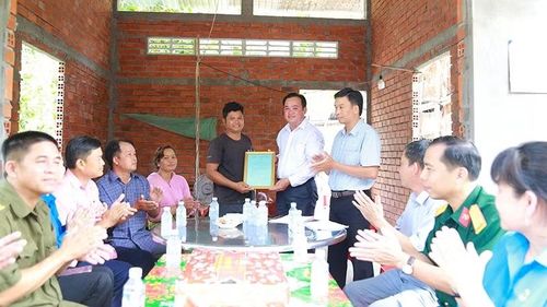Trao nhà Đại đoàn kết cho người dân.