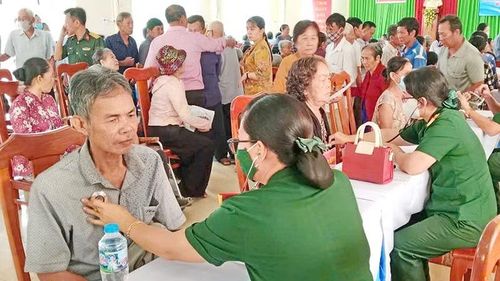 Quân y khám bệnh cho người dân.