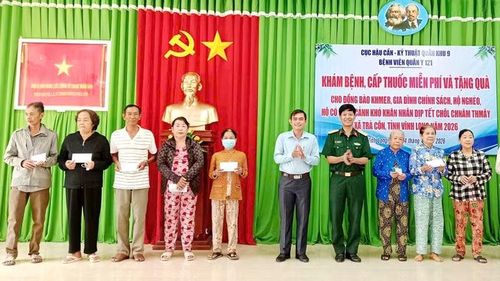 Trao quà cho các hộ dân ở xã Trà Côn.