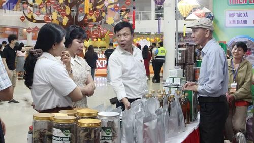 Người dân tham quan, mua sắm sản phẩm đặc trưng các phường, xã.