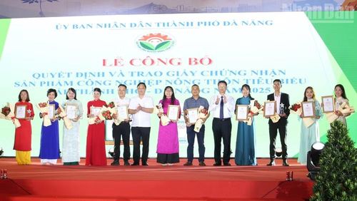 Trao chứng nhận sản phẩm, bộ sản phẩm công nghiệp nông thôn tiêu biểu thành phố năm 2025.